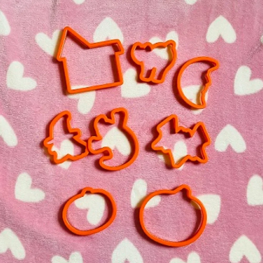 never used 83-piece cookie cutter set from Wilton - Picture 4 of 10